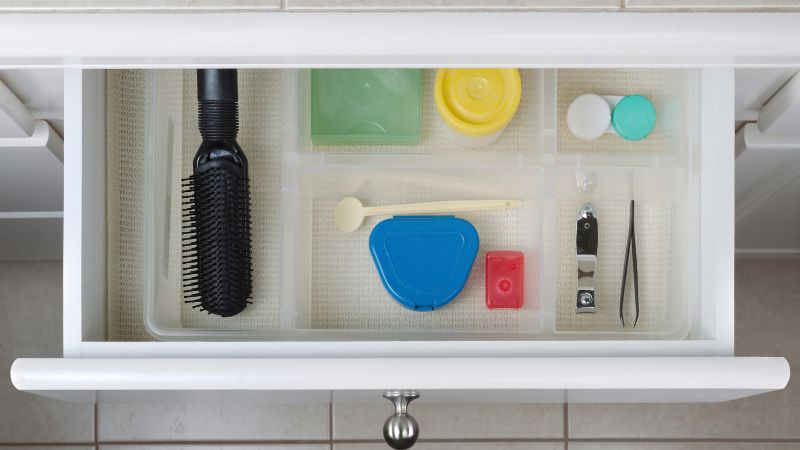 badezimmer schublade mit organisierten utensilien