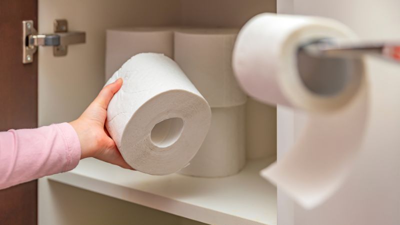 toilettenpapier im schrank verstauen