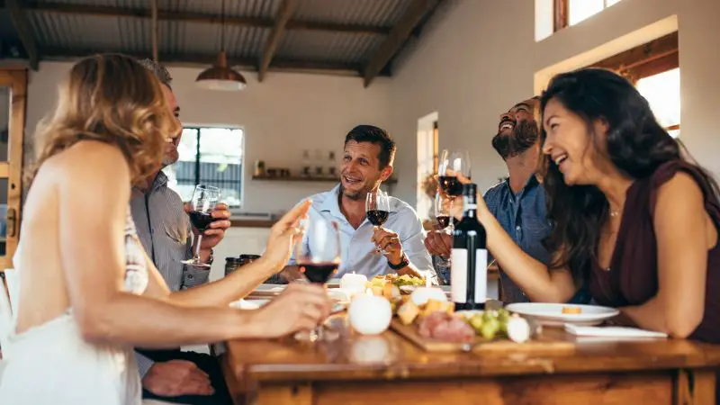 am tisch mit freunden feiern